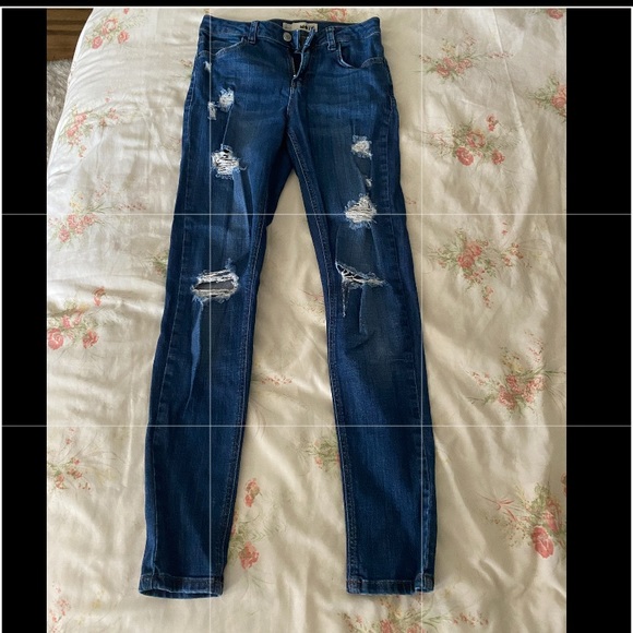 Topshop Moto Distressed Ripped Skinny Jeans As Seen on Daisy Ridley - Picture 3 of 7